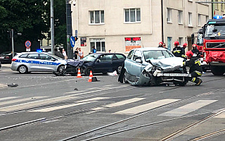 Zderzenie dwóch aut na skrzyżowaniu Kościuszki i Piłsudskiego w Olsztynie